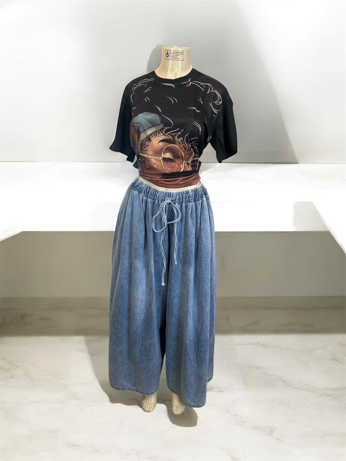 Black queen tee